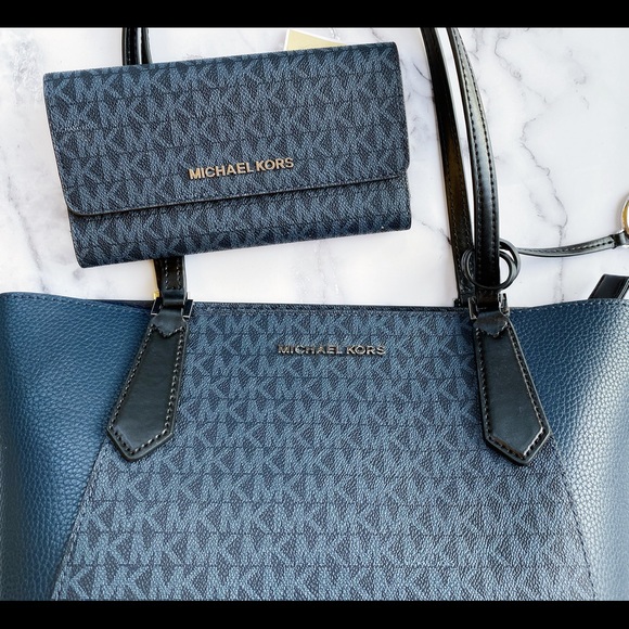 Michael Kors tote wallet blue ‼️SALE‼️‼️ - Picture 5 of 8